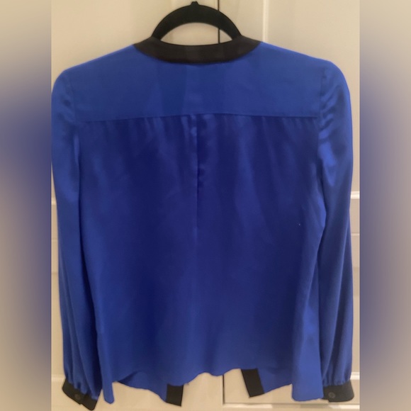 Trina Turk 100% silk blouse, blue with black detail - Picture 2 of 3